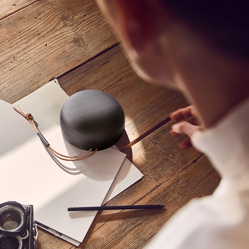 Bang & Olufsen Beosound A1 2nd Gen Kabelloser Lautsprecher mit Akku